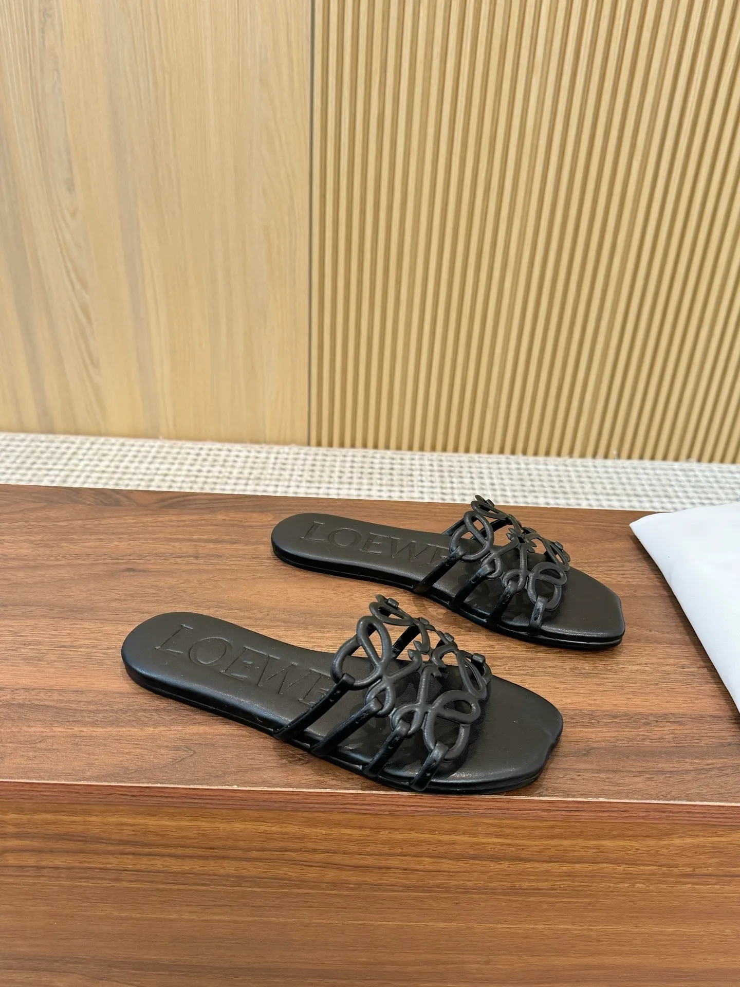 👟👟Ex-factory price 400👟👟 The latest 2025 LOEWE, summer limited edition hollow slippers, they are so beautiful on your feet! ! ! Highly recommended, a super lazy drag, the same style worn by celebrity bloggers! Fabric: Imported sheepskin (black, white, apricot, red, pink, five colors) Lining: Imported sheepskin Genuine leather outsole injection molded dyed bottom Number: 35-42